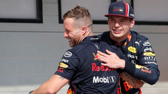 Max Verstappen (vpravo) slaví s členem týmu Red Bull vítězství v kvalifikaci na Vlekou cenu Maďarska formule 1.