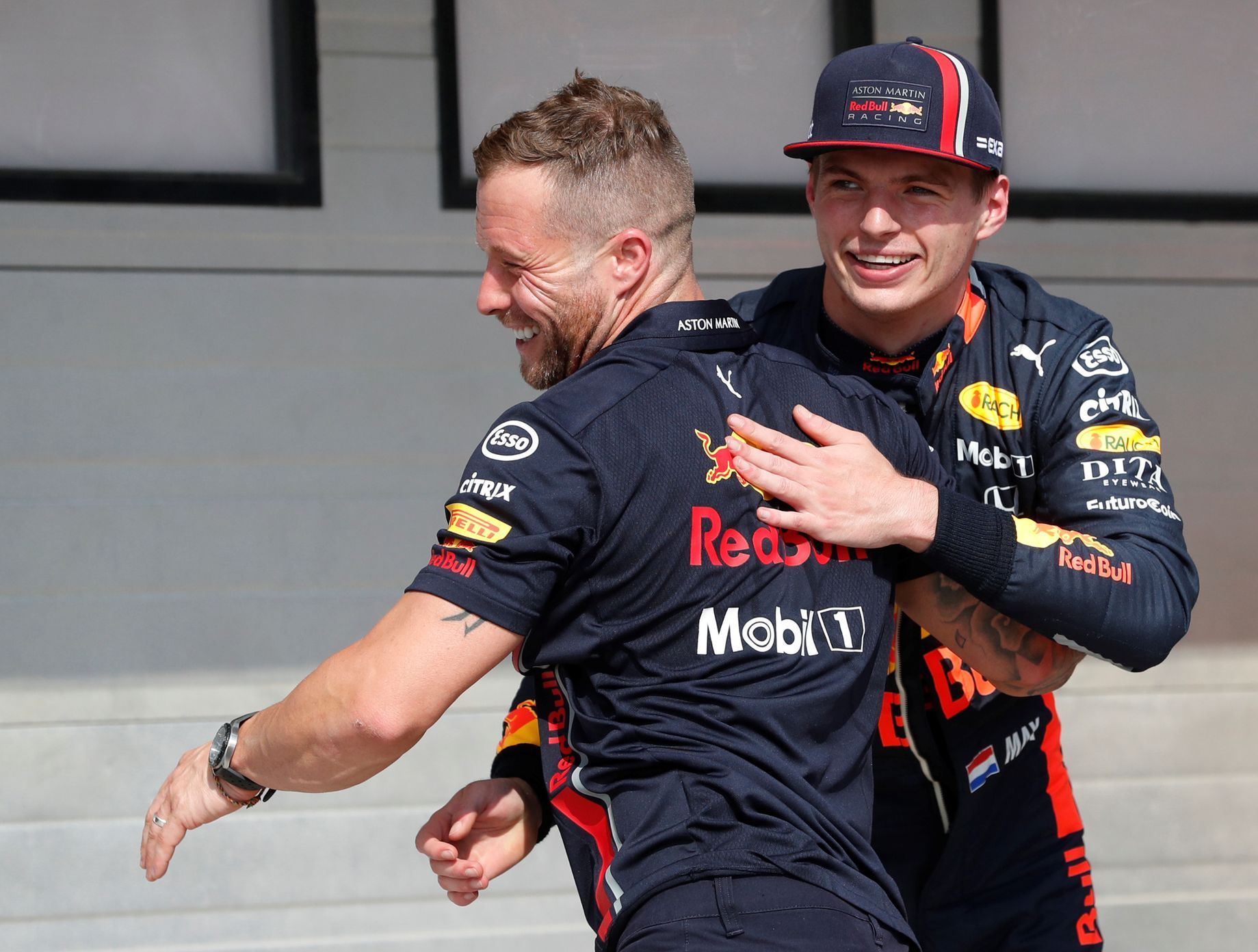 Max Verstappen (vpravo) slaví s členem týmu Red Bull vítězství v kvalifikaci na Vlekou cenu Maďarska formule 1