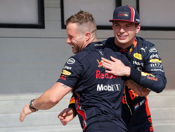 Max Verstappen (vpravo) slaví s členem týmu Red Bull vítězství v kvalifikaci na Vlekou cenu Maďarska formule 1.