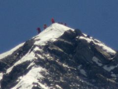 Skupina horolezců na Mount Everestu.