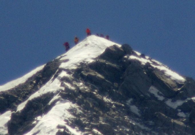 Skupina horolezců na Mount Everestu.