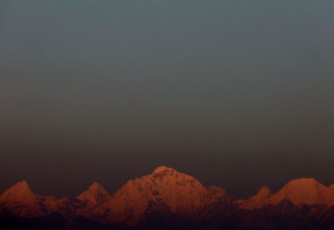 Nejvyšší hora světa Mount Everest a další vrcholy Himálaje při západu slunce z nepálského Káthmándú 17. října 2022.