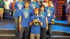 Tým, který reprezentoval Česko na matematické olympiádě v Brazílii. Zlatý medailista Pavel Turek je uprostřed, vedoucí družstva  Josef Tkadlec nahoře.