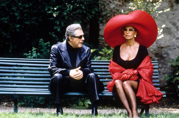 Marcello Mastroianni a Sophia Loren ve filmu Pret-a-Porter.