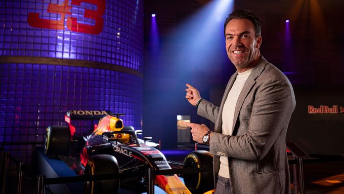 Robert Doornbos s monopostem Red Bull dvojnásobného mistra světa F1 Maxe Verstappena.