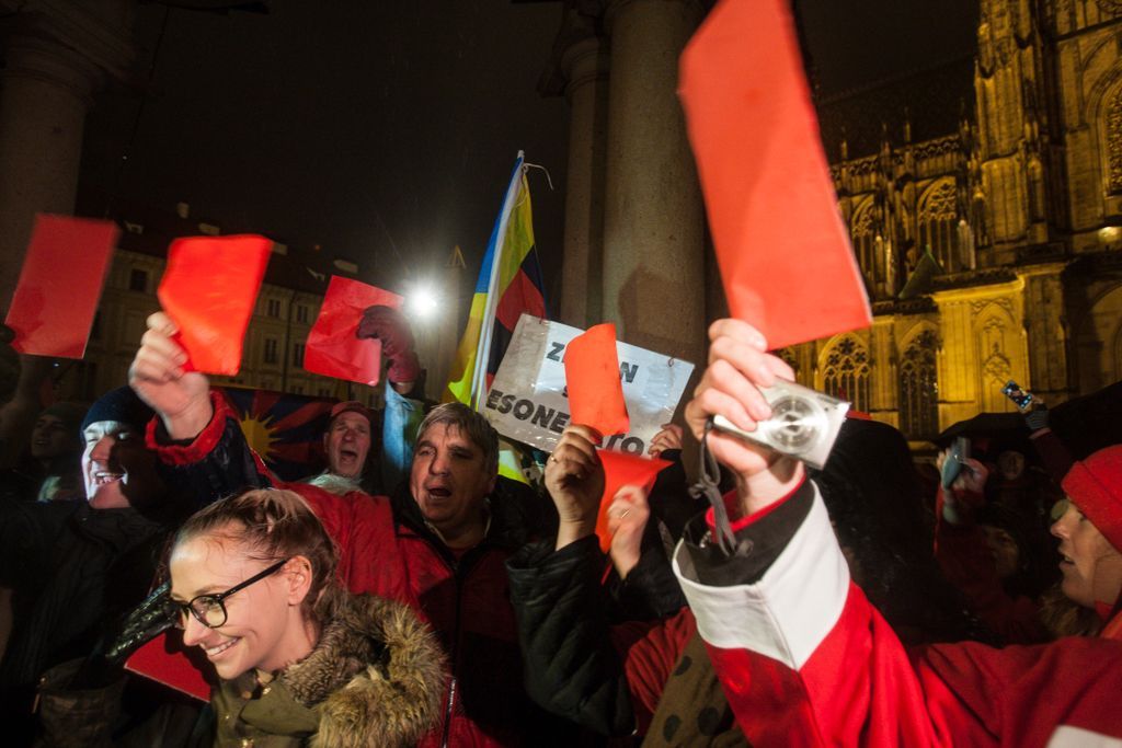Sto tisíc podpisů z Václaváku na Hrad