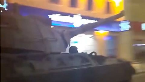 V ulicích Istanbulu jsou tanky. Město obsadila armáda