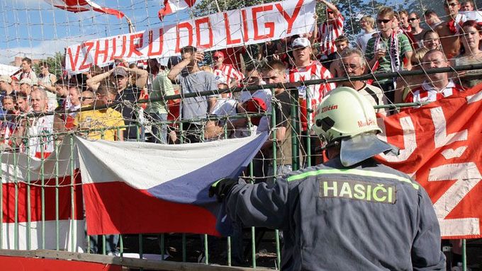 Fanoušci Žižkova byli v Ďolíčku v menšině. Do první ligy však postoupily oba týmy pražského derby - Viktorie Žižkov druhou ligu letos vyhrála.