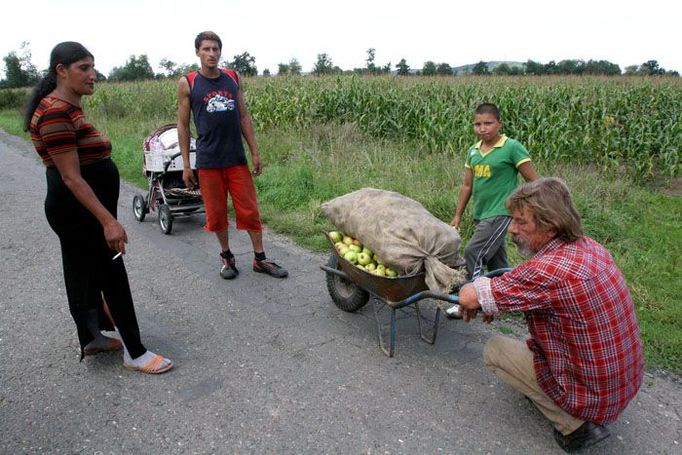 Rodina žije ze sociálních dávek a přivydělává si sběrem ovoce.