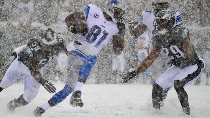 Netradiční pohled na hráče amerického fotbalu se nabízel fanouškům ve Philadelphii v zápase proti Detroitu. Hráči se v zápase NFL museli brodit závějemi sněhu.