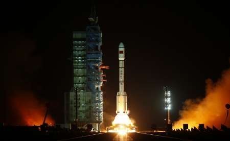 Čína - raketa Dlouhý pochod s modulem Nebeský palác těsně po startu