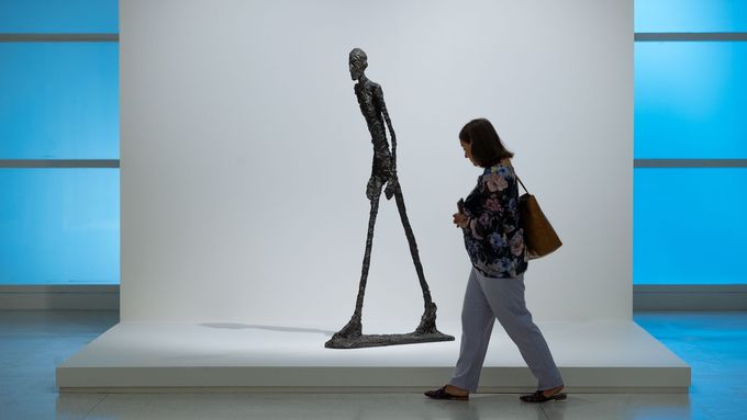 Giacomettiho skulptury zachycují výhradně lidské tváře a postavy.