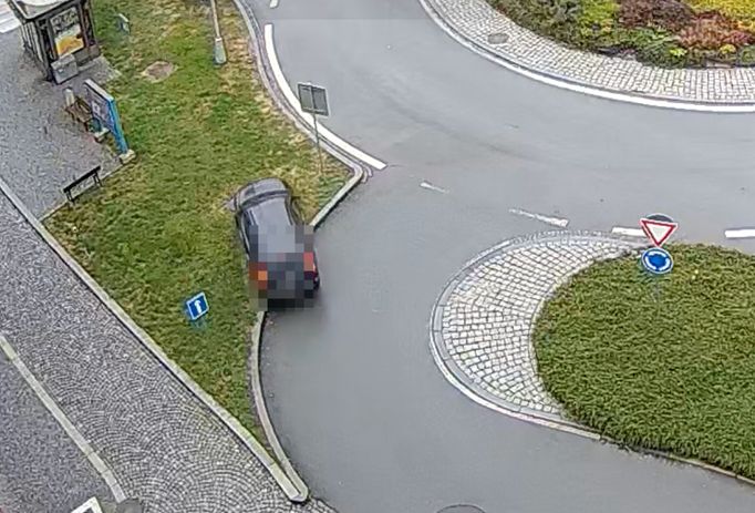 Opila žena nabourala na kruhovém objezdu i na rovince, policie pomalu nedokázala ani nadýchat.