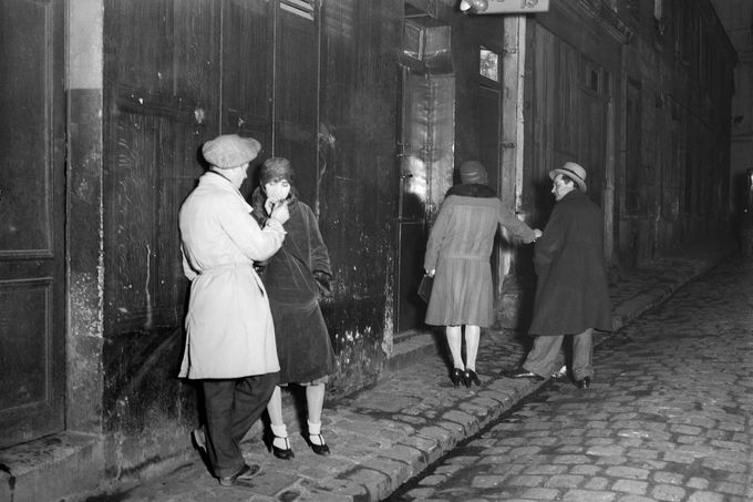 Pouliční prostitutky se svými klienty v Paříži. Cca rok 1928.