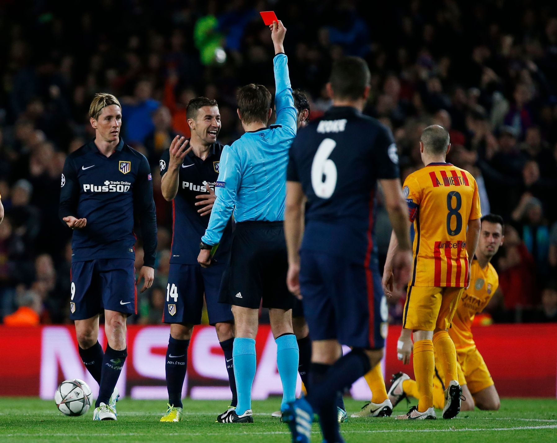 FC Barcelona-Atlético Madrid: Fernando Torres dostává červenou kartu od rozhodčího Felixe Brycha