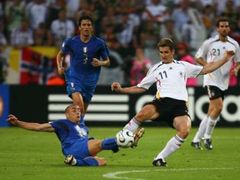 Ital Fabio Cannavaro (v modrém na zemi) se snaží připravit o míč Miroslava Kloseho z Německa.