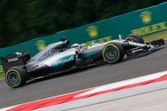 Hamilton vyhrál kvalifikaci v Monze, týmového kolegu Rosberga překonal téměř o půl vteřiny