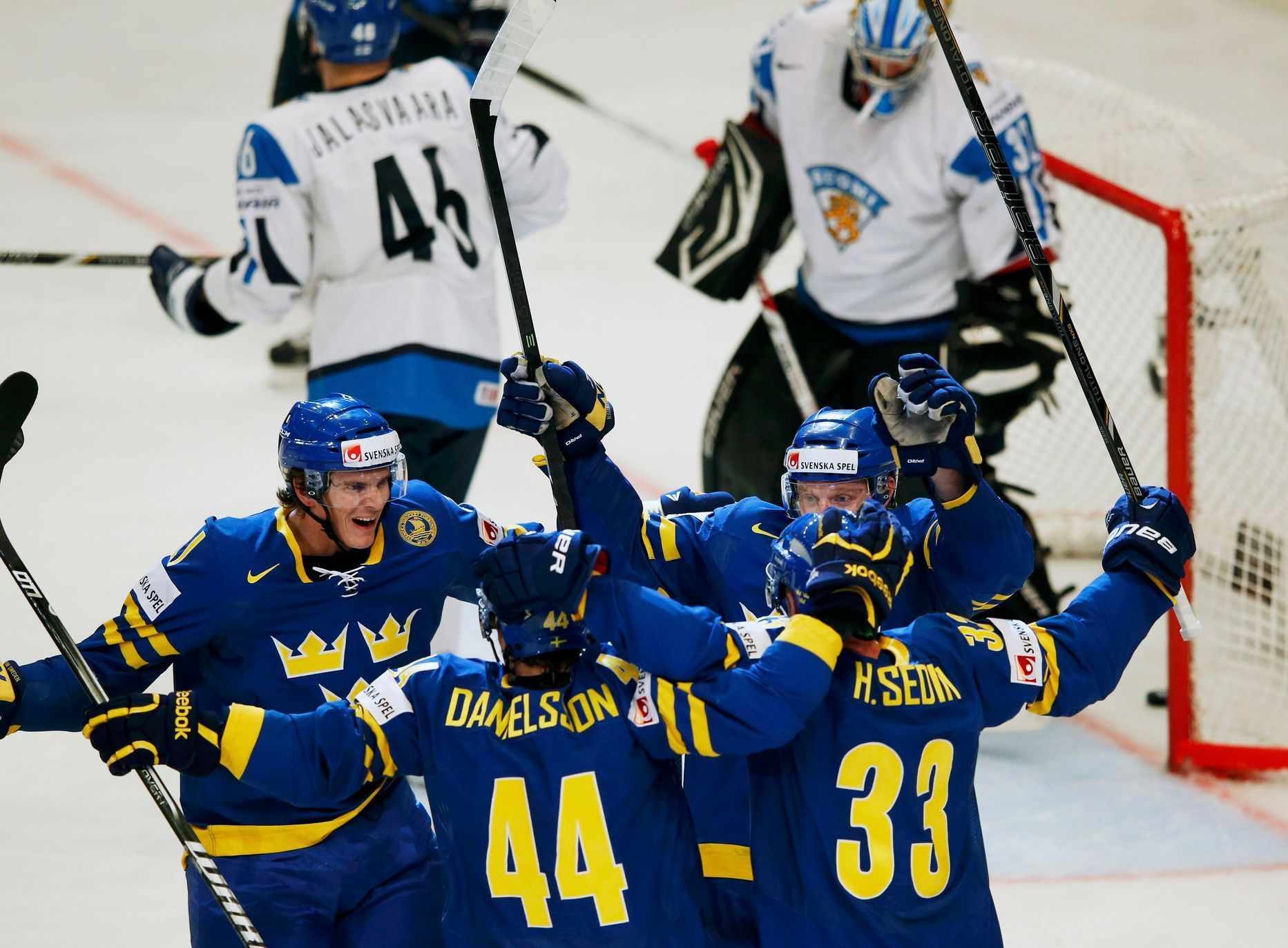 Hokej, MS 2013, Švédsko - Finsko: švédové slaví gól na 1:0