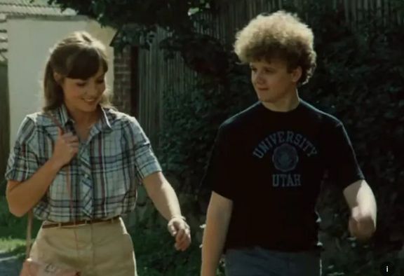 Stanislav Aubrecht jako Jarda Pávek a Magda Křížková Šebestová jako učitelka jeho sestry ve filmu Vesničko má středisková.