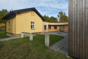 K drážnímu domku na jihu Čech přistavěl bydlení. Léčí se tu závislí na drogách