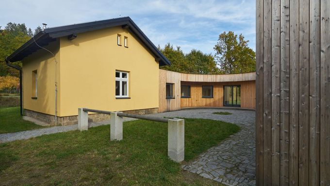 K drážnímu domku na jihu Čech přistavěl bydlení. Léčí se tu závislí na drogách