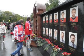 FOTO Nářek a pláč. Jaroslavl si připomíná tragickou nehodu