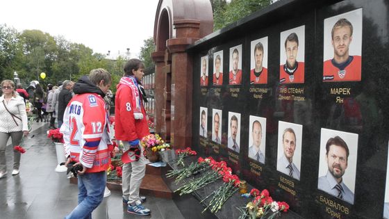 FOTO Nářek a pláč. Jaroslavl si připomíná tragickou nehodu