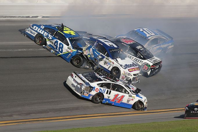 Daytona 500 2017: Jimmie Johnson (48), Danica Patricková (10) a Clint Bowyer (14)