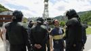 Coal miners talk with riot civil guards after their confrontation in Caborana, northern Spain, June 8, 2012. The miners are protesting against the government's proposal to decrease funding for coal production. REUTERS/Eloy Alonso (SPAIN - Tags: CIVIL UNREST BUSINESS EMPLOYMENT ENERGY) Published: Čer. 8, 2012, 6:53 odp.