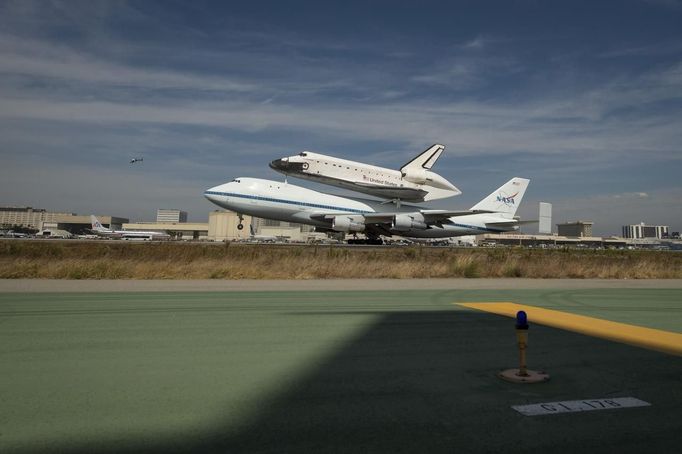 Raketoplán Endeavour přistává na mezinárodním letišti v Los Angeles.