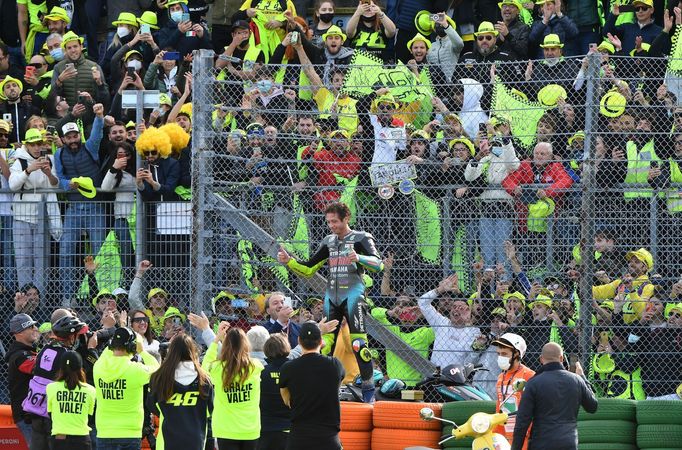 Valentino Rossi zdraví své fanoušky po závodě MotoGP v Misanu