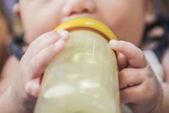 Ústav varuje před používáním samokrmících polštářků pro kojence, mohou je udusit