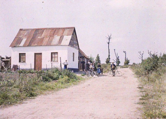 Vesničané sledují fotografa při práci. Maurepas, Francie, rok 1920