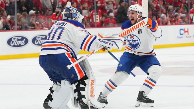 Radost hokejistů Edmontonu po vítězství ve čtvrtém utkání finálové série proti Floridě