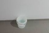Lékaři a sestry přeskakují kbelíky s vodou, občas dostanou nedobrovolnou sprchu ze stropu. "Někdy jde podle zápachu i o splašky ze záchoda," stěžují si zaměstnanci.