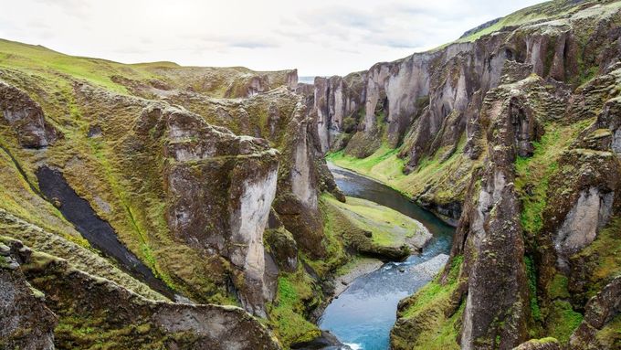 Kaňon Fjaðrárgljúfur v křehké severské přírodě trpěl hromadnými nájezdy turistů