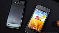 ZTE Grand Era U985 - čtyři jádra v ultra tenkém těle Čtyřjádrový telefon Grand Era U985 představila čínská společnost ZTE. Dle slov výrobce se jedná o nejužší čtyřjádrový telefon na světě. V nejtenčím místě měří pouhých 7,9 milimetrů. Z technických informací je známá uhlopříčka displeje  4,5 palce a rozlišení 720 x 1 280 obrazových bodů. Dále pak rozlišení zadního fotoaparátu   osm megapixelů.