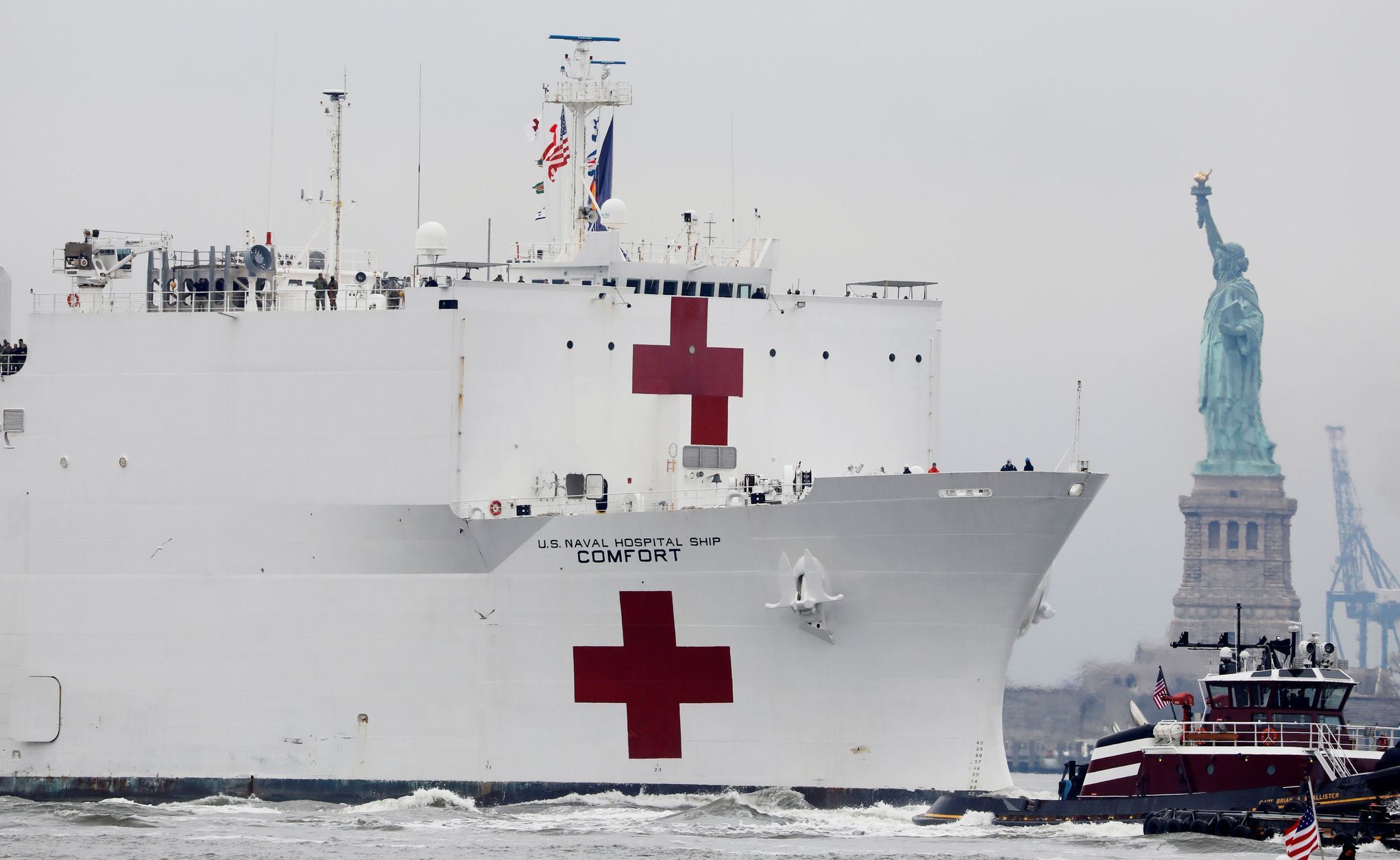 Loď USNS Comfort vplouvá do přístavu u New Yorku.