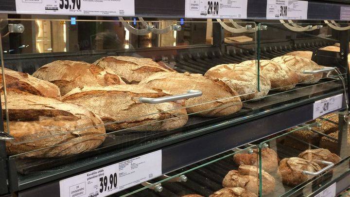 Bezobalové sny se vzdalují. Ustupuje se bezpečnosti, plexisklo zakryje pečivo nastálo