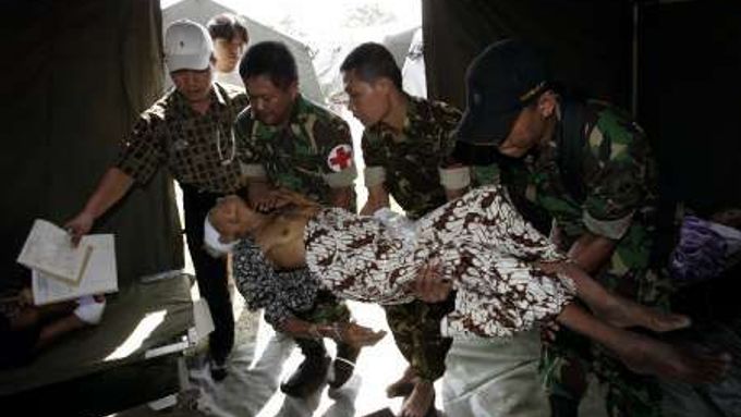 Zahraniční pomoc Indonésii přichází jen velmi pomalu. Většina místních obyvatel proto spoléhá na pomoc armády.