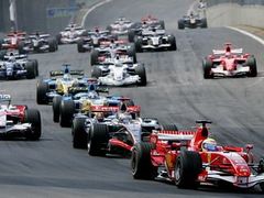 Start Velké ceny Brazílie, v čele Felipe Massa s Ferrari.