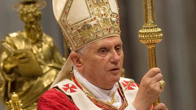Papež Benedikt XVI. v Bazilice sv. Petra při pondělní pontifikální mši, která zakončila rok oslavující svatého Pavla