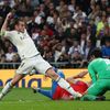 Gareth Bale a Aleš Hruška v zápase Ligy mistrů Real Madrid - Viktoria Plzeň.