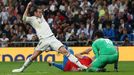 Gareth Bale a Aleš Hruška v zápase Ligy mistrů Real Madrid - Viktoria Plzeň.