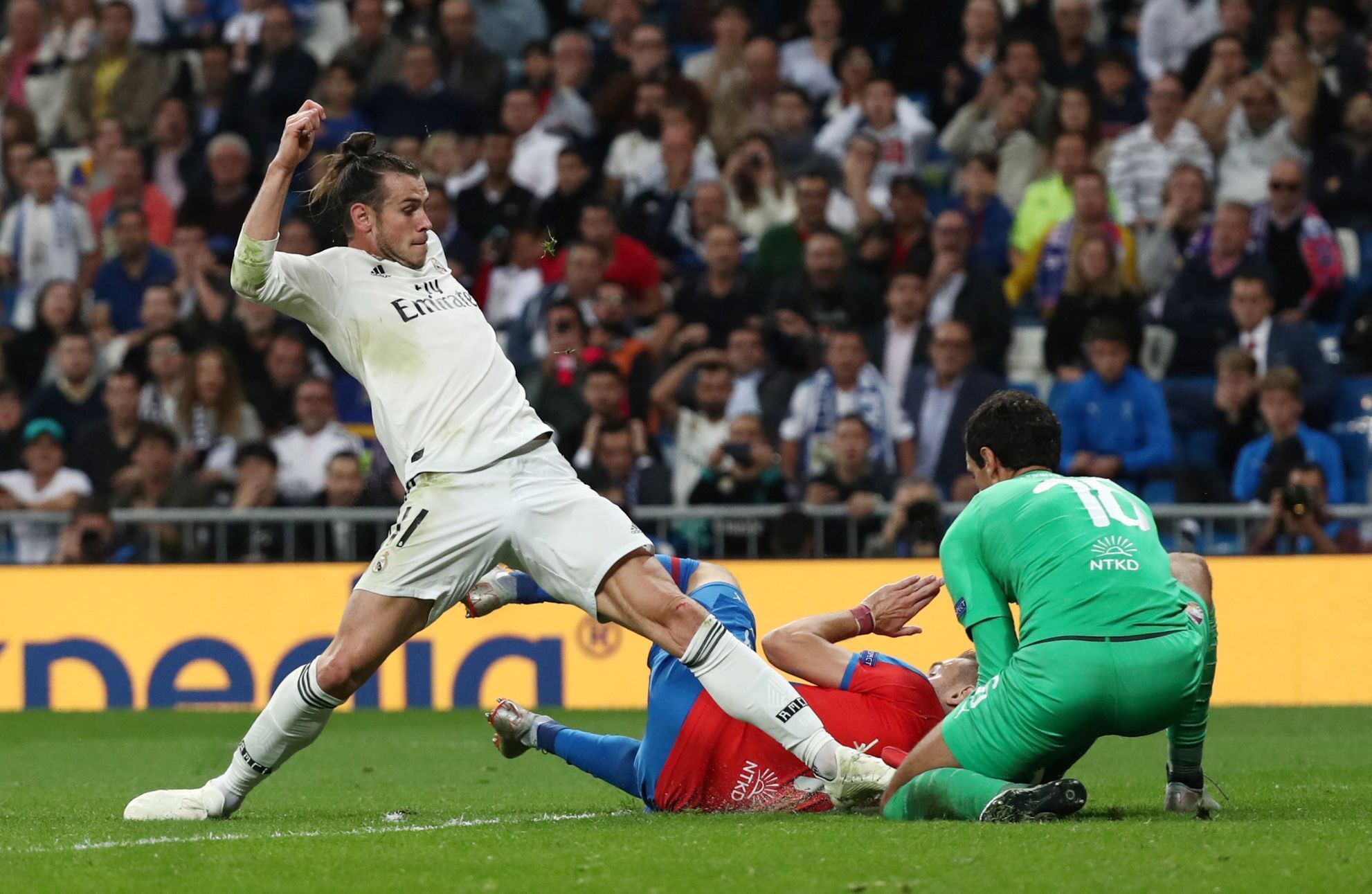 Gareth Bale a Aleš Hruška v zápase Ligy mistrů Real Madrid - Viktoria Plzeň.