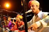 Na kastaněty, brumli, ektaru hraje Mohammed Bilal, za ním zpívá Gulam Ali, jenž také hraje na přenosné harmonium.