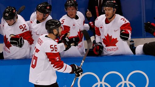 Kanadský hokejista  Maxim Noreau slaví gól v síti Švýcarska