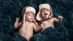 roztomilá miminka dvojčata děti