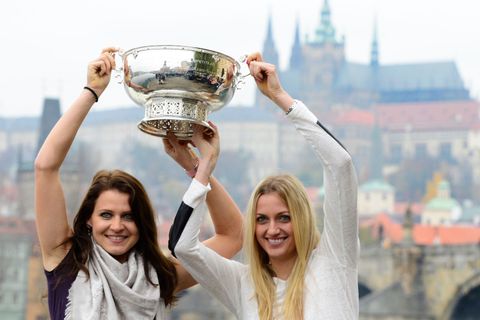 České tenistky se radují s trofejí za výhru ve Fed Cupu 2014