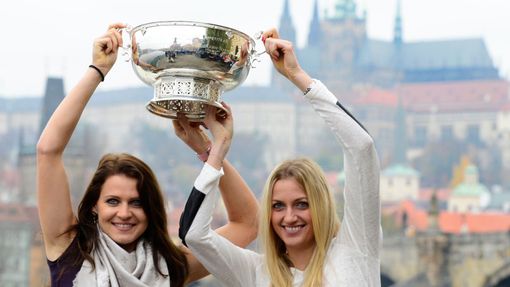 České tenistky se radují s trofejí za výhru ve Fed Cupu 2014